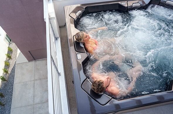 Couple se relaxant dans le bain à remous