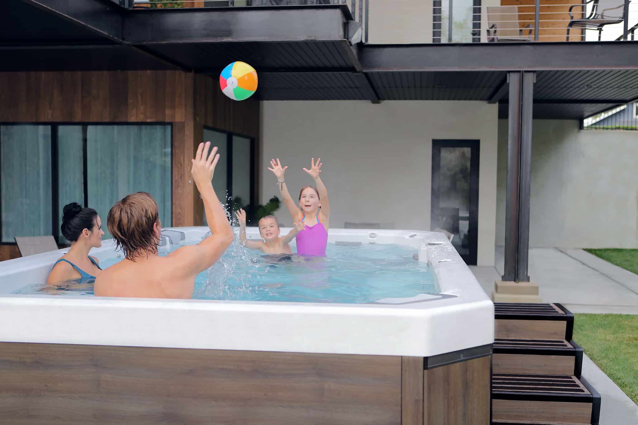 Famiglia che gioca nella swim spa