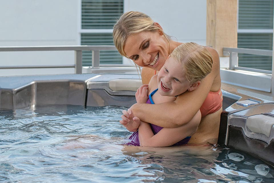 Mère et fille jouant dans le jacuzzi