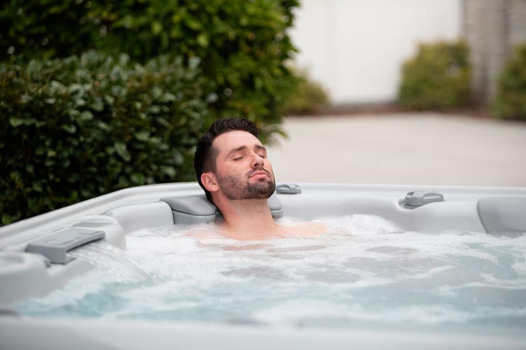 Hot Tub vs Ice Bath: Which is Better?